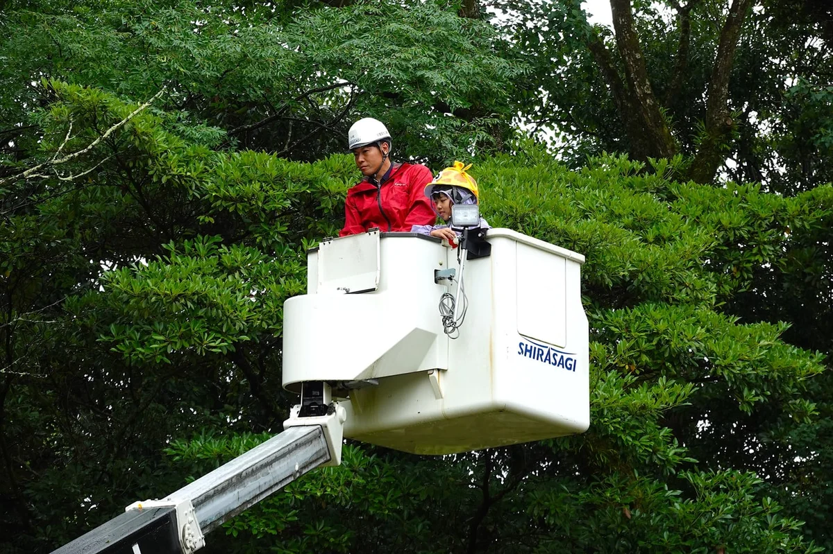 高所作業車に乗って地上約6メートルの「キリンの目線」を体験